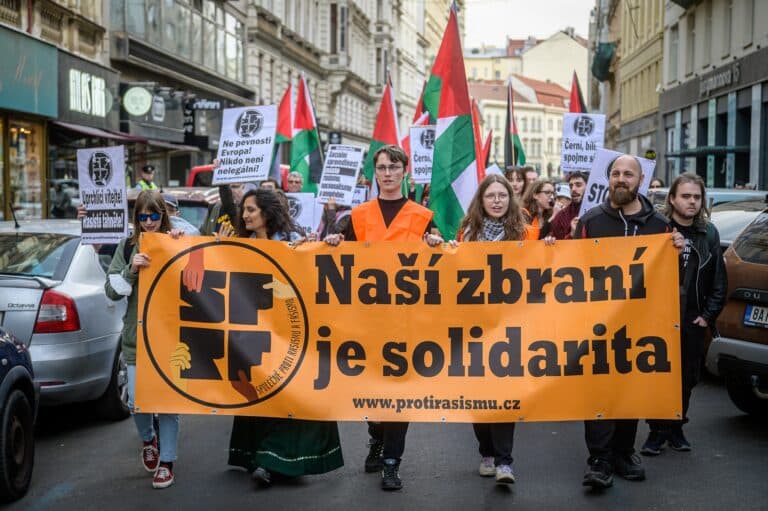 Demonstranti v Praze vyšli do ulic bojovat proti pravicovému extremismu.