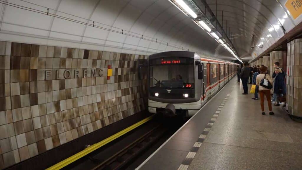 Metro Florenc je pod vodou. Cestující musí využít náhradní dopravu