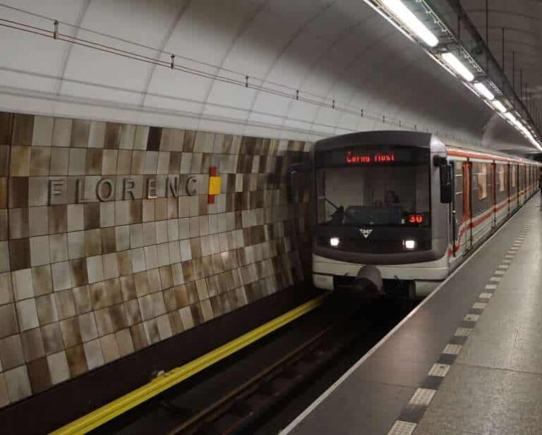 Metro Florenc je pod vodou. Cestující musí využít náhradní dopravu