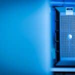Serverový rack v modře osvětleném datovém centru