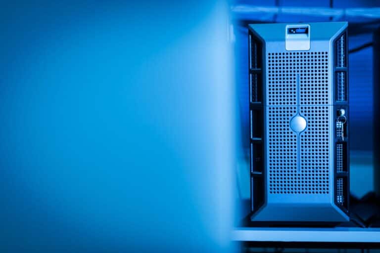 Serverový rack v modře osvětleném datovém centru
