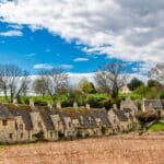 Kamenné domy ve vesnici v anglické oblasti Cotswolds