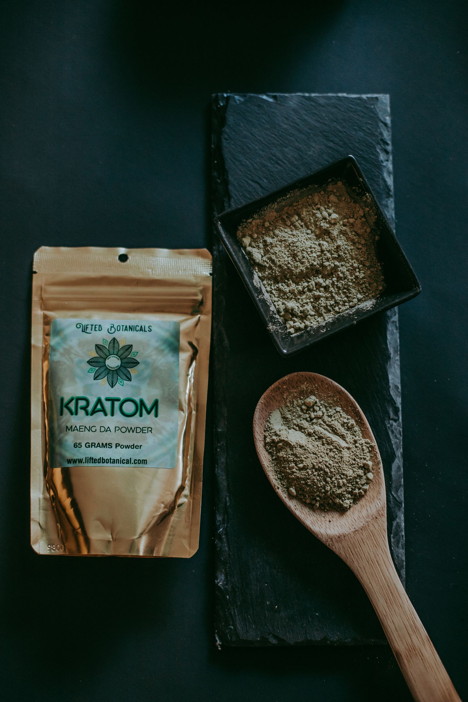 Kratomový prášek v misce a na dřevěné lžičce