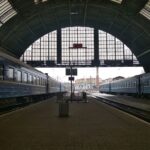 Vlaky stojící u nástupišť lvovského nádraží na západní Ukrajině