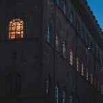 Osvětlená okna bytového domu v noci