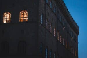 Osvětlená okna bytového domu v noci