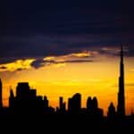 Silueta panoramatu Dubaje s věží Burdž Chalífa za soumraku