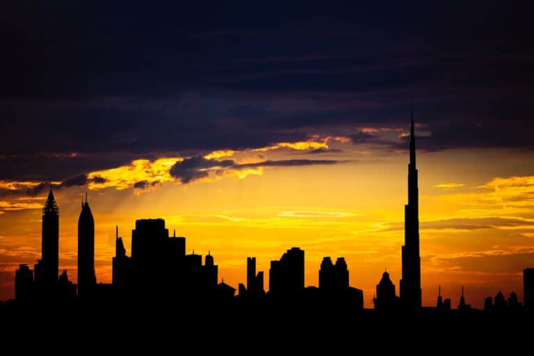 Silueta panoramatu Dubaje s věží Burdž Chalífa za soumraku