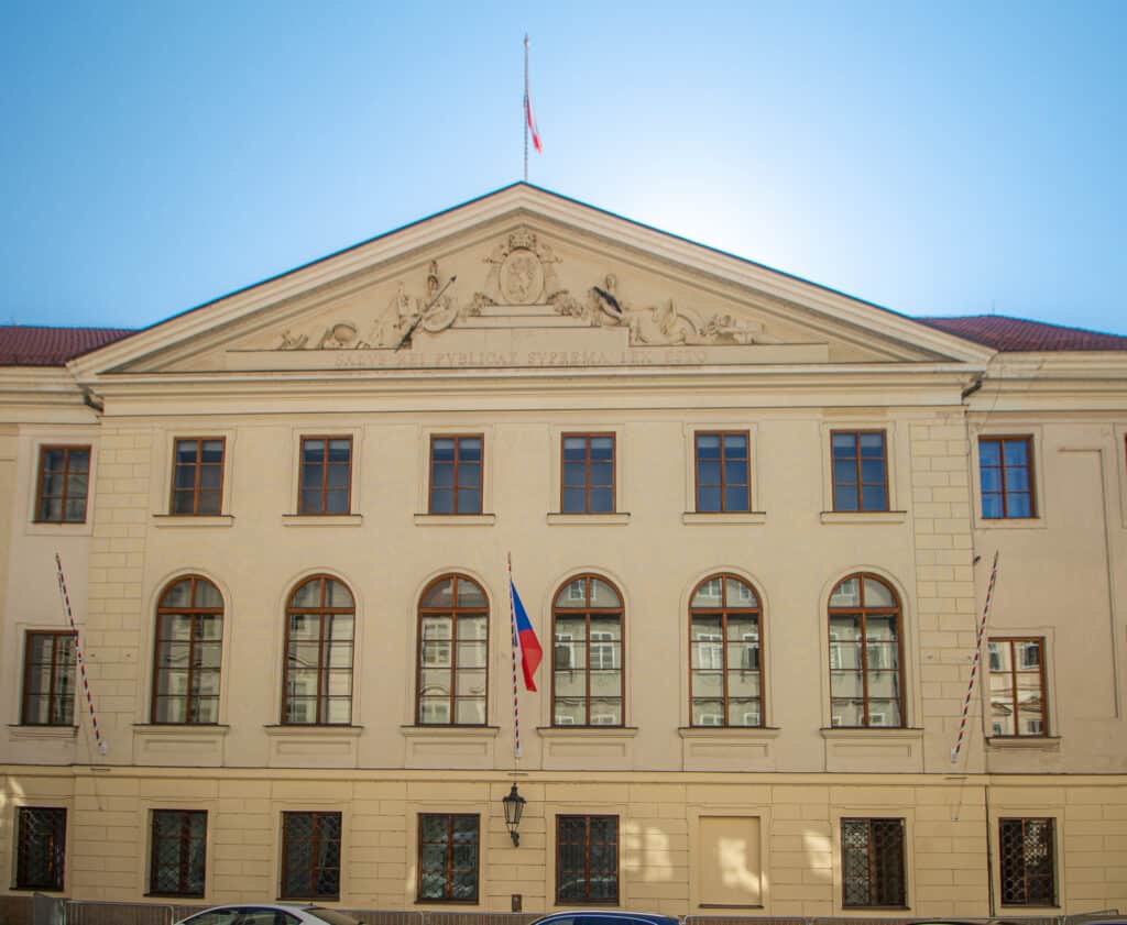 Poslanecká sněmovna, Thunovský palác ve Sněmovní ulici v Praze