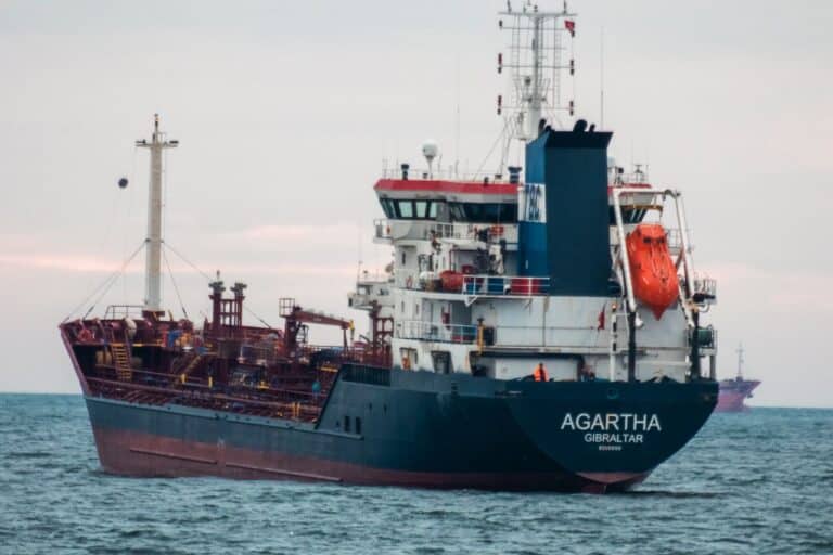 Velký ropný tanker pluje po otevřeném moři