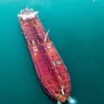 Ropný tanker plující po otevřeném moři při pohledu z výšky