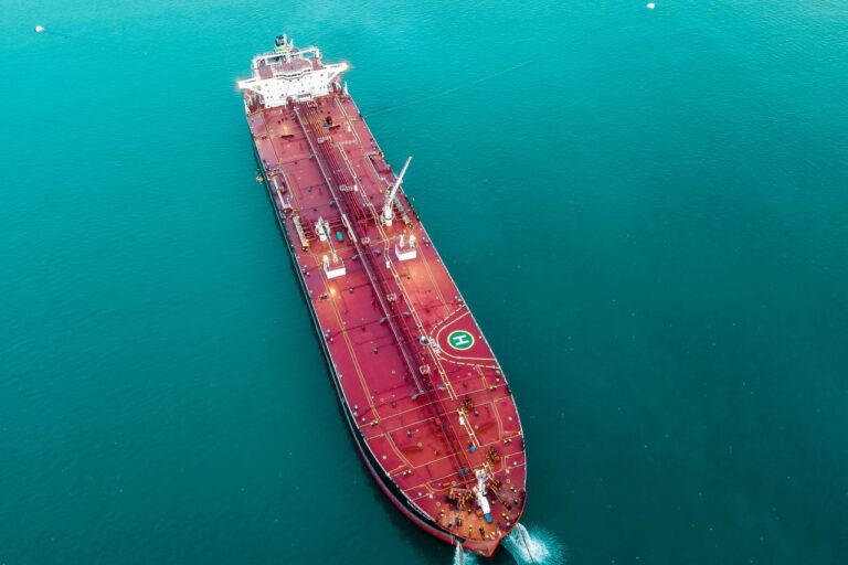 Ropný tanker plující po otevřeném moři při pohledu z výšky