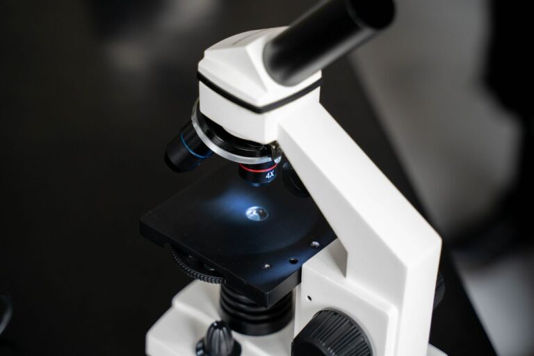 Detail laboratorního mikroskopu v reprodukční laboratoři