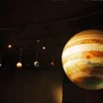 Zavěšené modely planet sluneční soustavy v expozici planetária