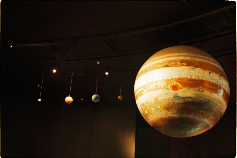 Zavěšené modely planet sluneční soustavy v expozici planetária