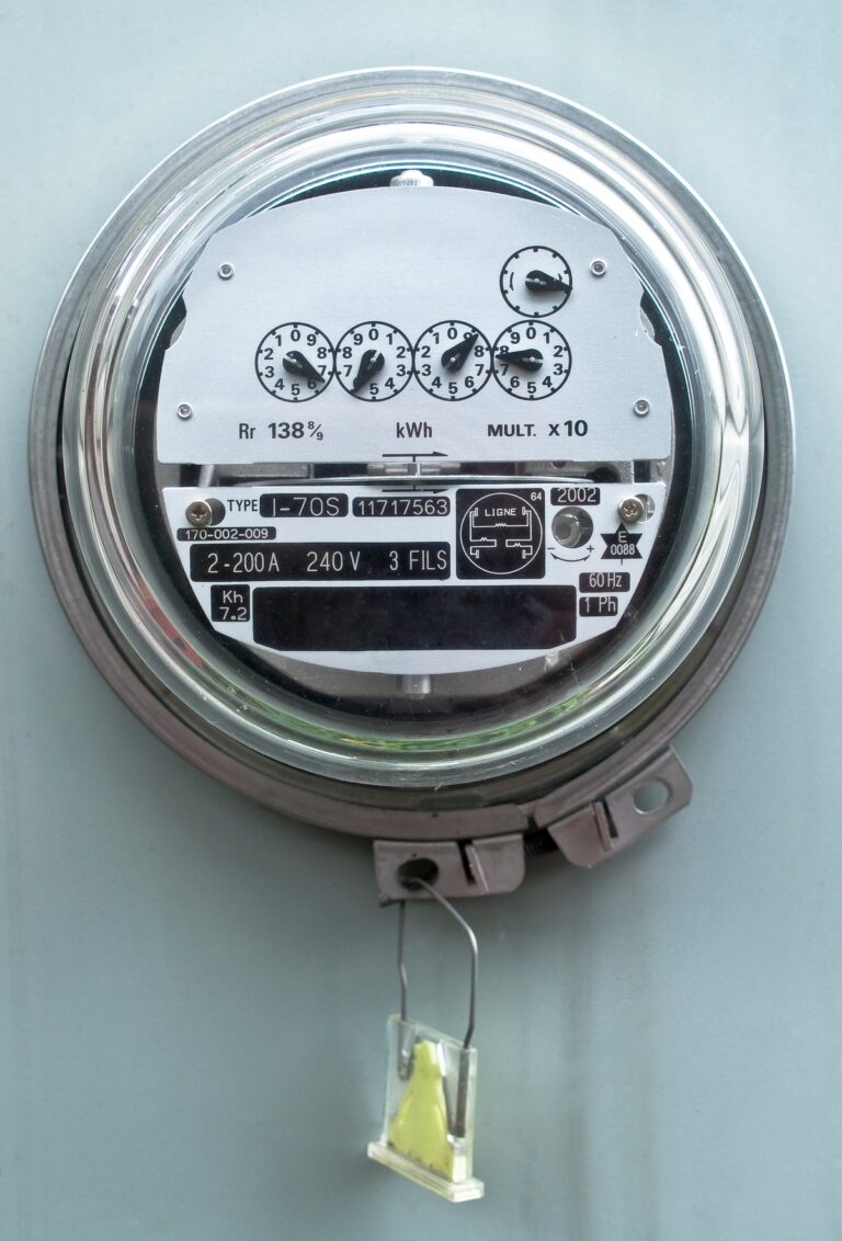 Detail elektroměru s ciferníky