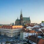 Pohled na střechy historického centra Brna s katedrálou svatého Petra a Pavla
