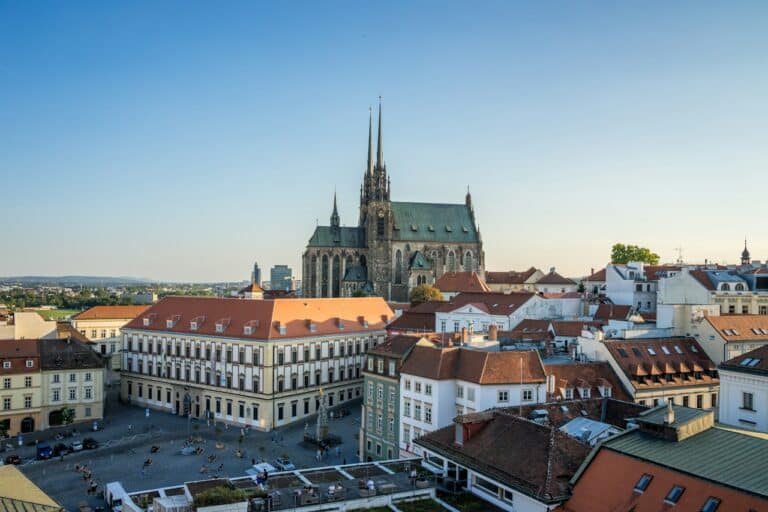 Pohled na střechy historického centra Brna s katedrálou svatého Petra a Pavla