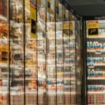 Chladicí vitríny v supermarketu s řadami jogurtů