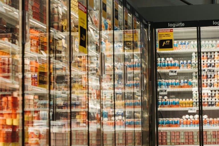 Chladicí vitríny v supermarketu s řadami jogurtů