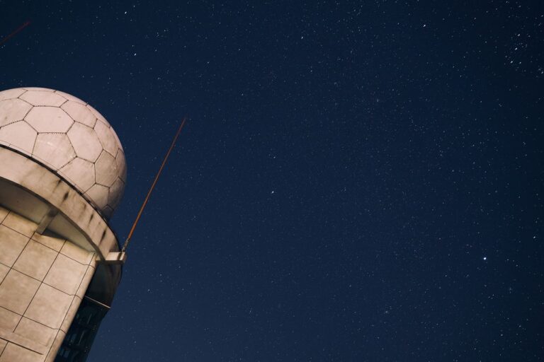 Kupole astronomické observatoře v noci pod hvězdnou oblohou