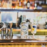 Barový pult s lahvemi alkoholu a sklenicemi