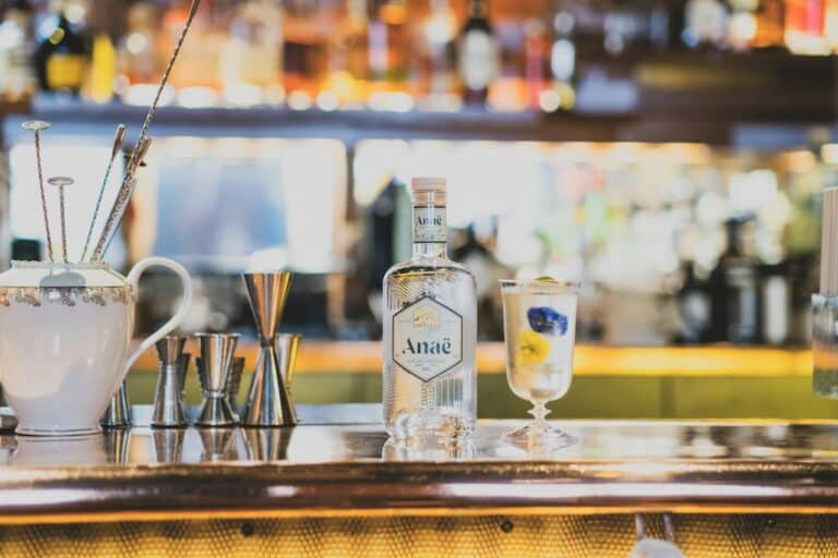 Barový pult s lahvemi alkoholu a sklenicemi