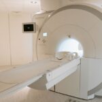 Přístroj magnetické rezonance ve světlé nemocniční vyšetřovně