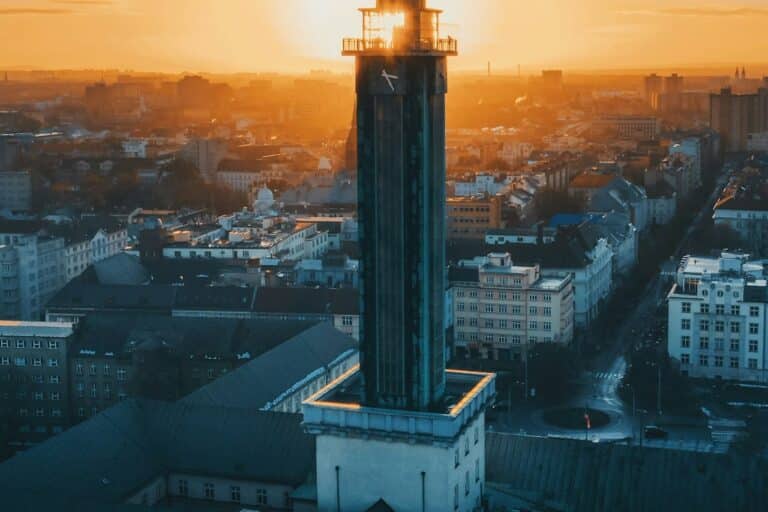 Věž Nové radnice v Ostravě nad městem při západu slunce