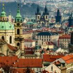 Barevné střechy a věže historické Prahy za denního světla