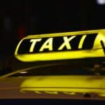 Žlutá svítilna TAXI na střeše auta