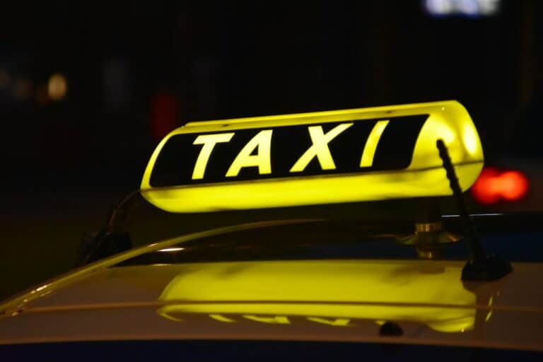 Žlutá svítilna TAXI na střeše auta