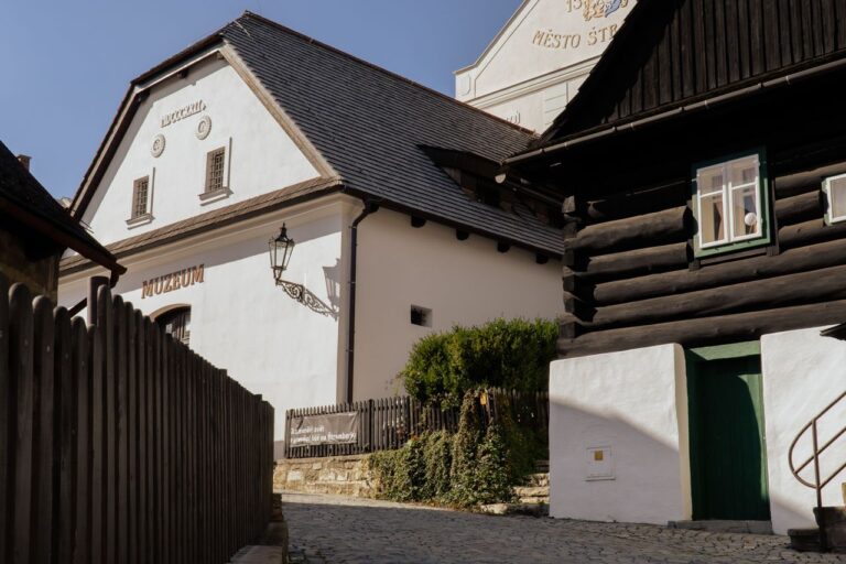 Historické roubené a bílé domy ve Štramberku