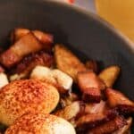 Miska se snídaní: zastřená vejce, slanina a ovoce