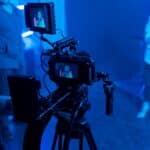 Filmová technika a studiová světla připravená při natáčení hudebního klipu