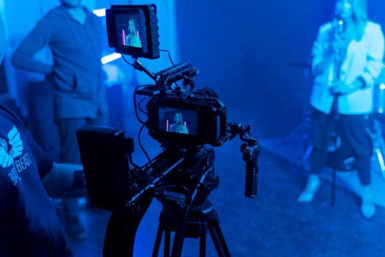 Filmová technika a studiová světla připravená při natáčení hudebního klipu